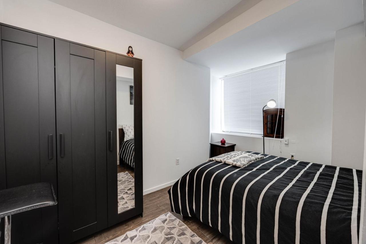 Bright Parkdale Court - Little Portugal W/ Free Parking Apartment Toronto Luaran gambar