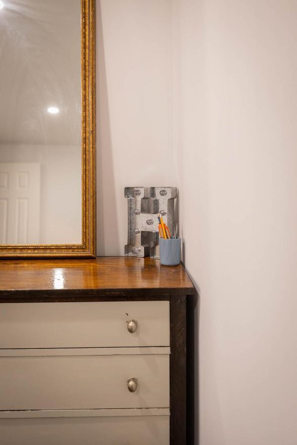 Bright Parkdale Court - Little Portugal W/ Free Parking Apartment Toronto Luaran gambar