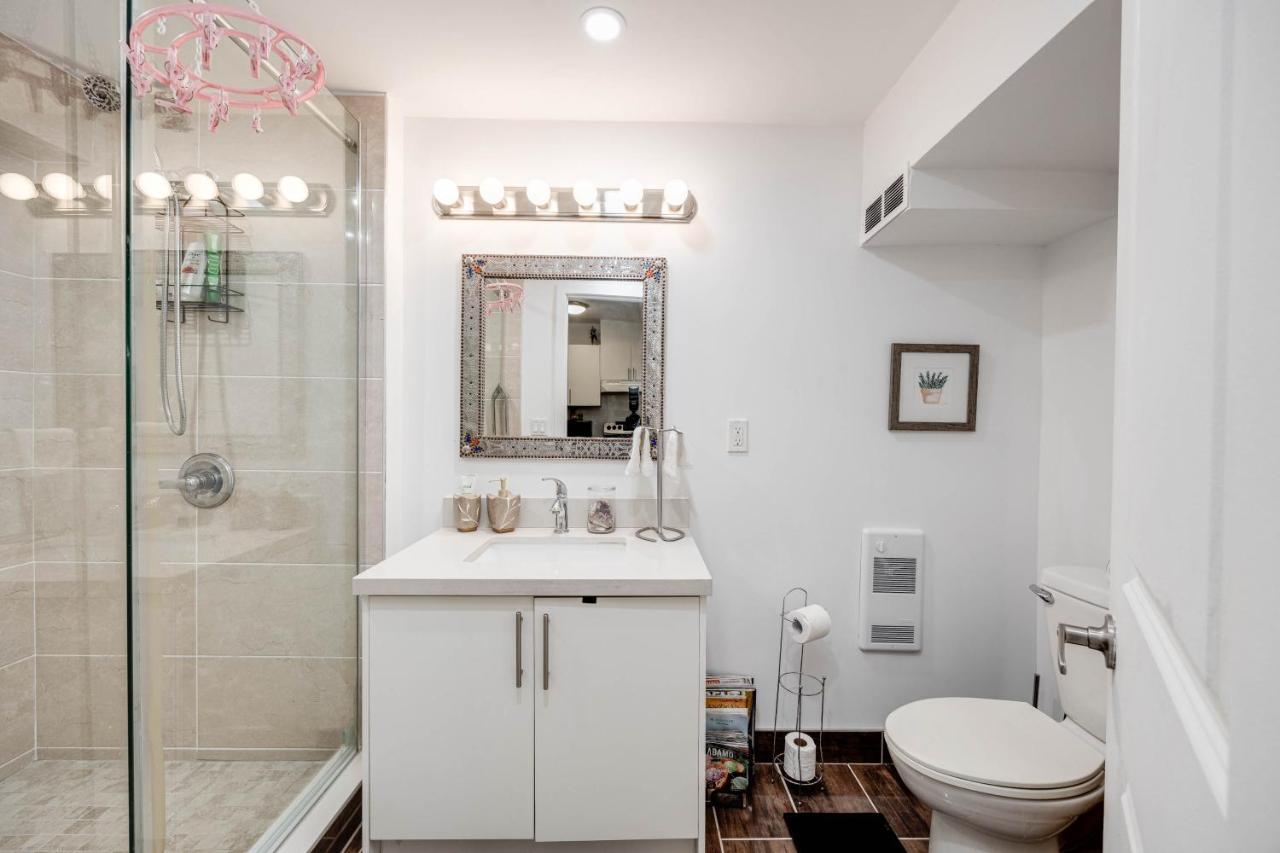 Bright Parkdale Court - Little Portugal W/ Free Parking Apartment Toronto Luaran gambar