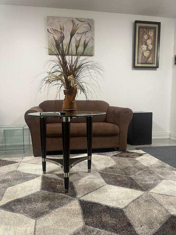Bright Parkdale Court - Little Portugal W/ Free Parking Apartment Toronto Luaran gambar