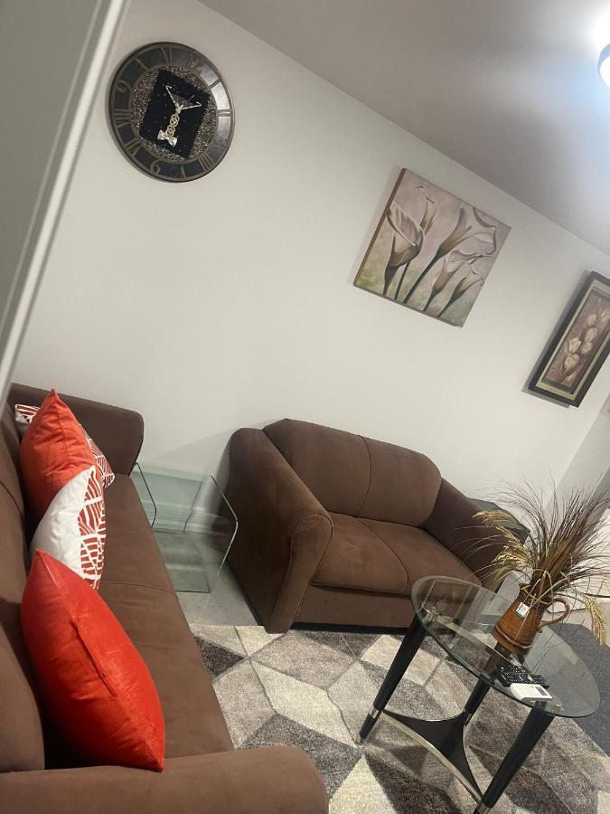 Bright Parkdale Court - Little Portugal W/ Free Parking Apartment Toronto Luaran gambar