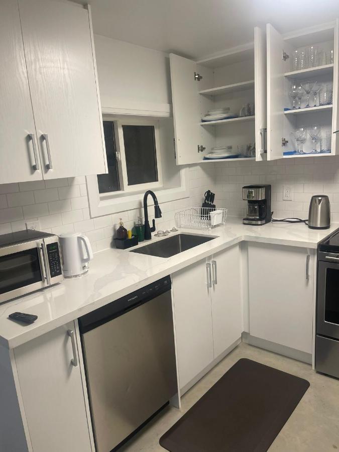 Bright Parkdale Court - Little Portugal W/ Free Parking Apartment Toronto Luaran gambar