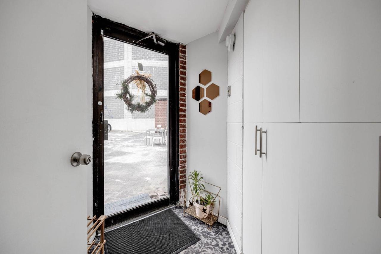 Bright Parkdale Court - Little Portugal W/ Free Parking Apartment Toronto Luaran gambar