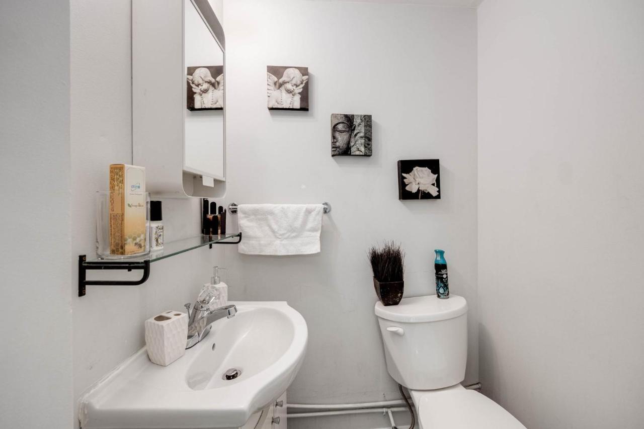 Bright Parkdale Court - Little Portugal W/ Free Parking Apartment Toronto Luaran gambar